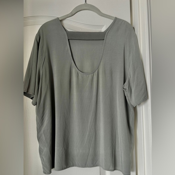 Summer Top with Interesting Back - Picture 2 of 9